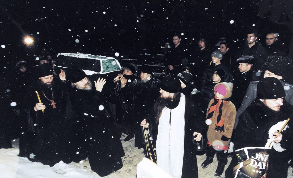 Изнесение обретенных останков блаженной старицы Матроны из Даниловского кладбища. Полночь 8 марта 1998 года