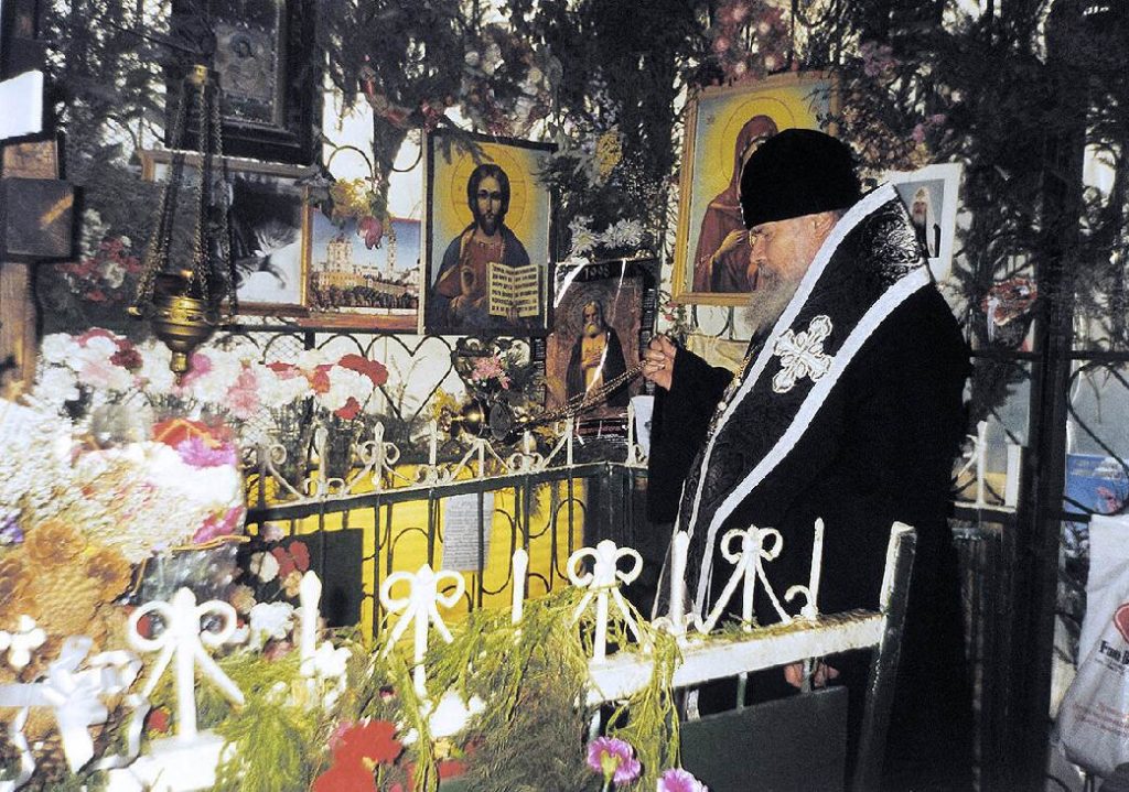 Святейший Патриарх Московский и всея Руси Алексий II служит литию на могиле блаженной старицы Матроны. Даниловское кладбище. 4 марта 1998 года