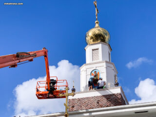 На праздник Архистратига Михаила центральный купол Майамского собора украсили иконы архангелов