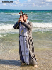 В день праздника Крещения Господня в Дания-Бич освятили воды океана