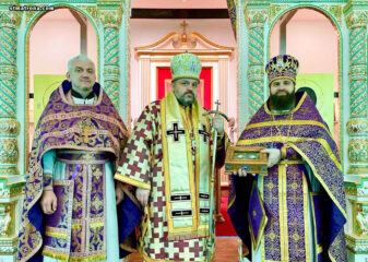 Епископ из Чехии возглавил Литургию в соборе святой Матроны и подарил мощи святых Вячеслава и Людмилы