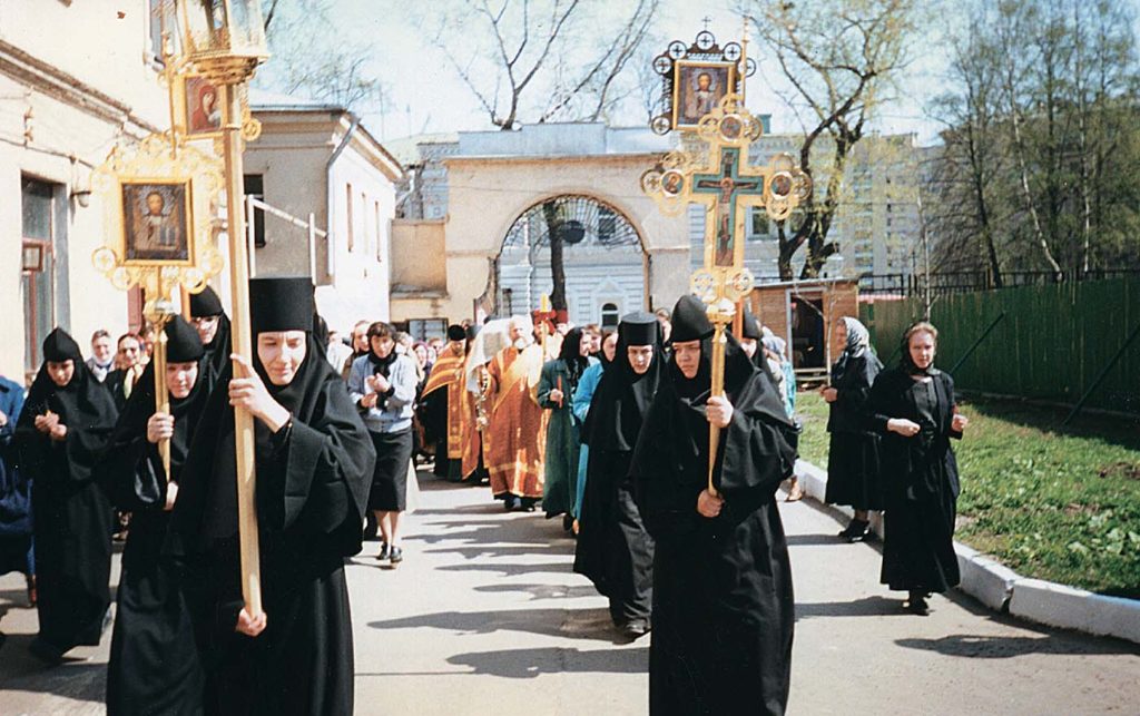 Настоятельница игумения Феофания с сестрами встречают мощи блаженной старицы Матроны в Покровском женском монастыре. 1 мая 1998 г.