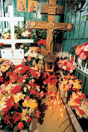 Могила блаженной Матроны на Даниловском кладбище. Святейший Патриарх Московский и всея Руси Алексий II служит литию на могиле блаженной старицы Матроны. 4 марта 1998 года