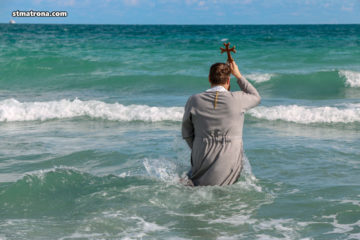 Четвертый год подряд на праздник Богоявления в Майами освятили воды океана