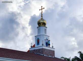 На праздник Архистратига Михаила центральный купол Майамского собора украсили иконы архангелов