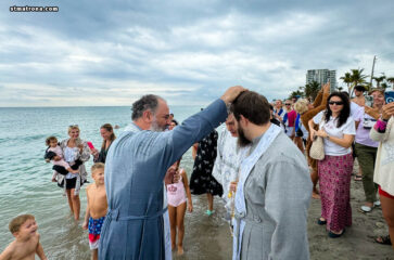 С особым торжеством состоялось освящение океана в Дания-Бич