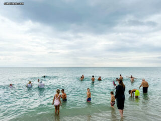 С особым торжеством состоялось освящение океана в Дания-Бич