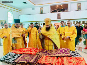 Перед Великим постом в православной церкви в Майами освятили облачения постового и пасхального цветов