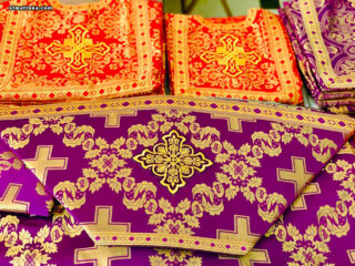 Перед Великим постом в православной церкви в Майами освятили облачения постового и пасхального цветов