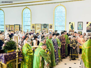 На храмовый праздник в соборе святой Матроны совершена Литургия архиерейским чином