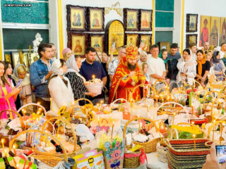 Архимандрит Александр (Беля) освящает паски